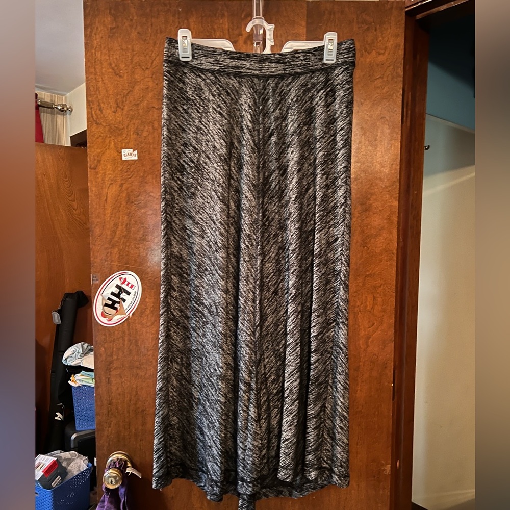 🌟 Lane Bryant Black and Grey Heathered Maxi Skirt-Size 14/16